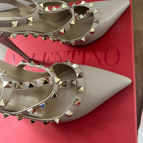 Valentino Pumps , worn once size 38.5 , studded ankle strap. Gorgeous! - Picture 4 of 4